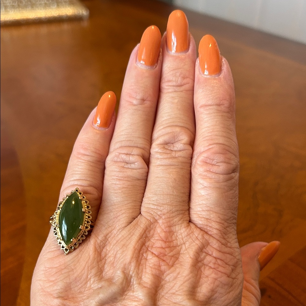 VINTAGE ESTATE PIECE! Jade and 14kt Gold Women's Ring - Picture 5 of 11
